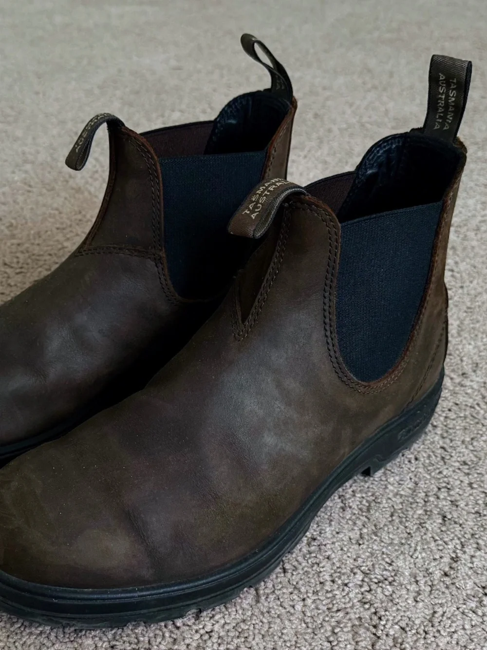 Near New Blundstone Chelsea Boots – Classic – Size 9 US